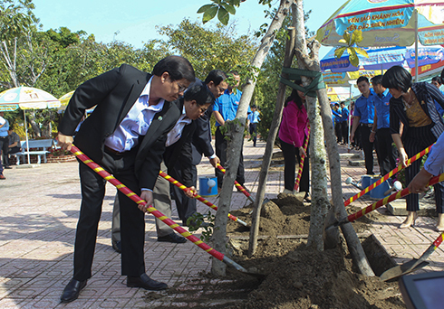 Lãnh đạo tỉnh Khánh Hòa tham dự "Tết trồng cây đời đời nhớ ơn Bác Hồ"