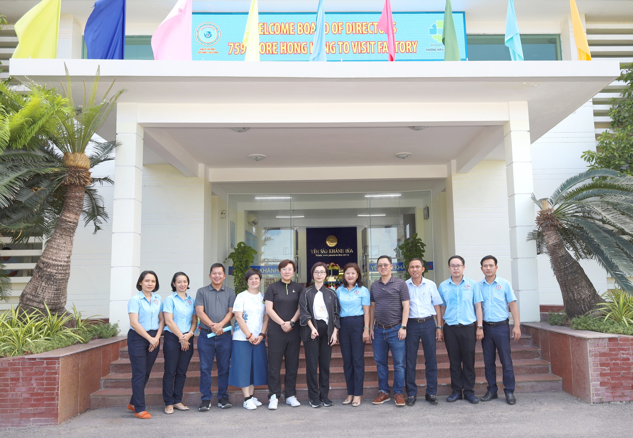 Tham tán thương mại Việt Nam tại Cộng hòa Sec và Đoàn Chủ tịch Chuỗi Siêu thị 759 tham quan và làm việc tại Nhà máy NGKCC Yến sào