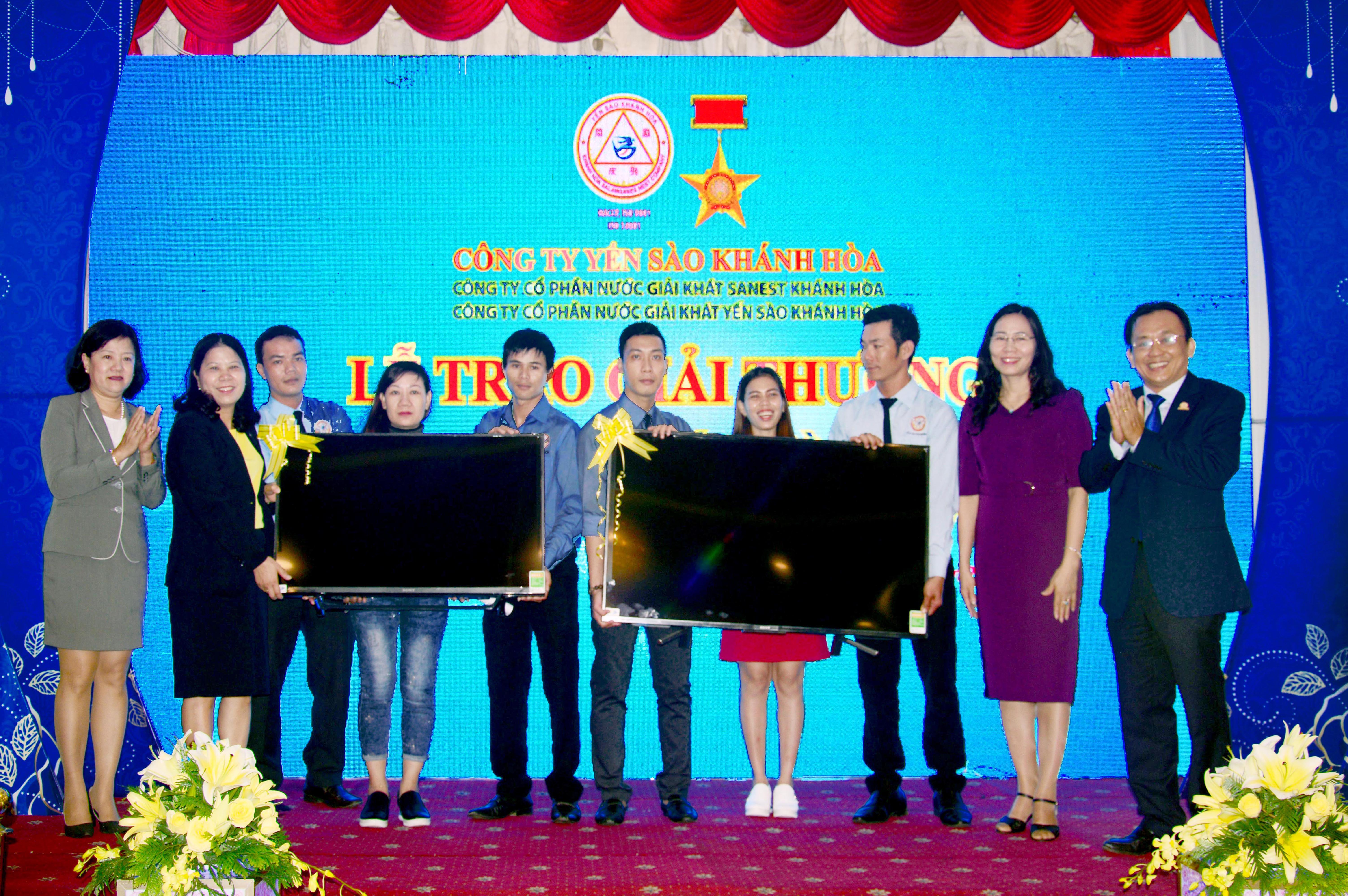 Trao giải thưởng cho các Khách hàng trúng giải trong chương trình “Sanest Khánh Hoà - Niềm tự hào thương hiệu Việt Nam” đợt 1