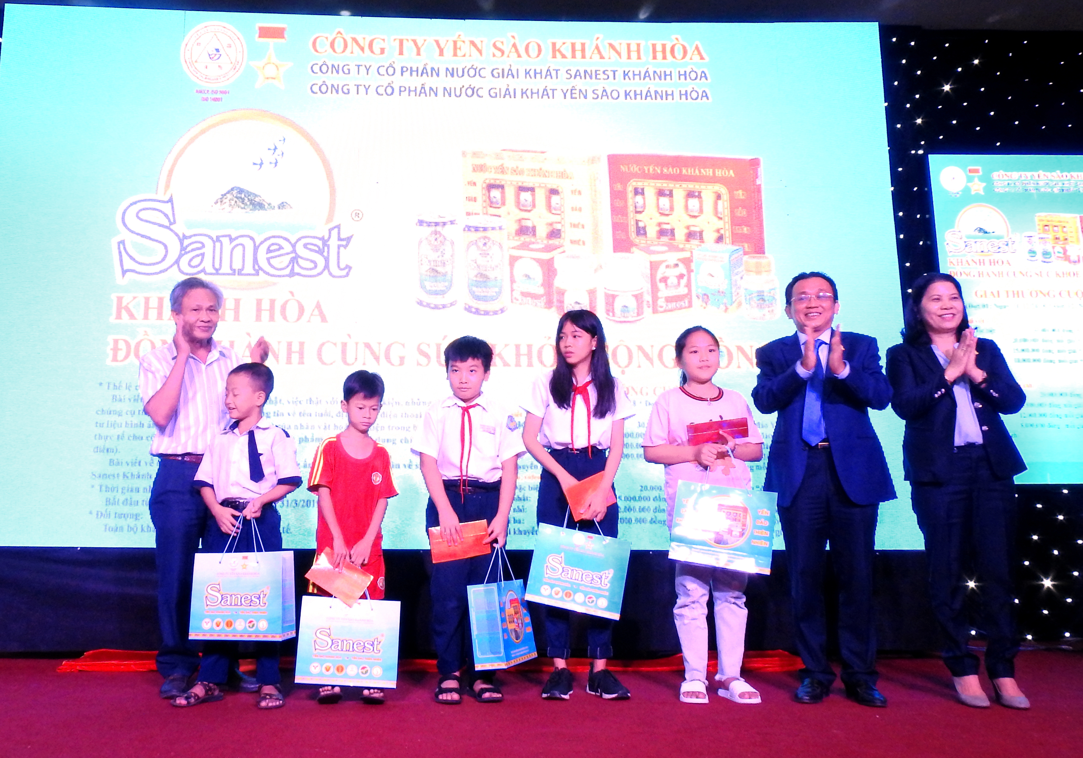 Tặng quà cho trẻ em có hoàn cảnh khó khăn tại Phường 4, Phường 7, TP Tuy Hòa, tỉnh Phú Yên