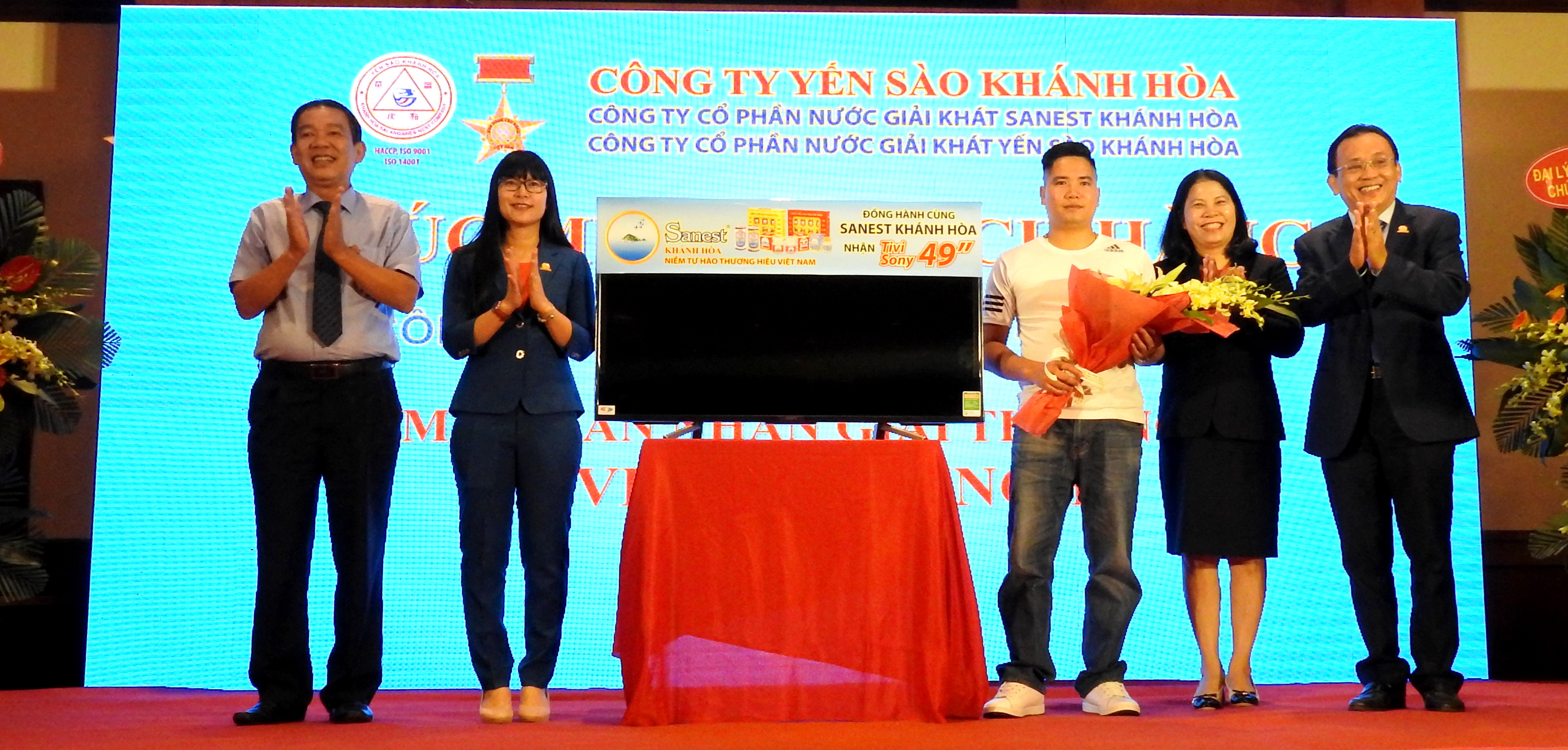 Trao giải thưởng đợt 4 chương trình "Sanest Khánh Hòa - Niềm tự hào thương hiệu Việt Nam"
