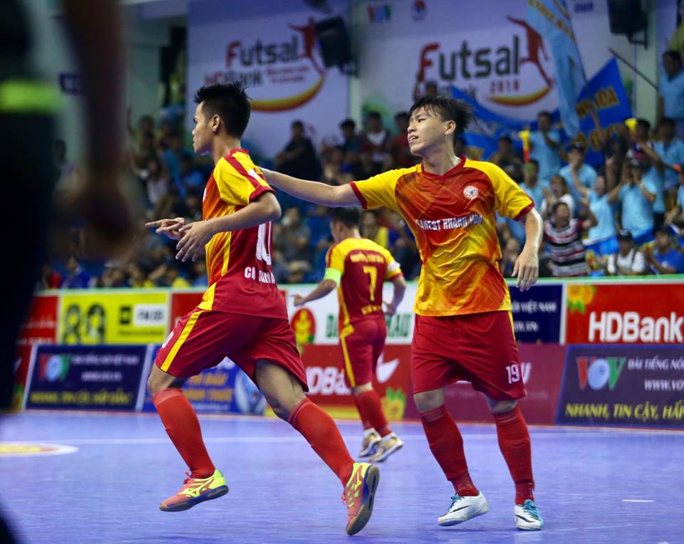 Giải futsal VĐQG 2018: Ghi 2 bàn trong 1 phút, Sanatech Sanest Khánh Hoà vã mồ hôi giật lại 1 điểm