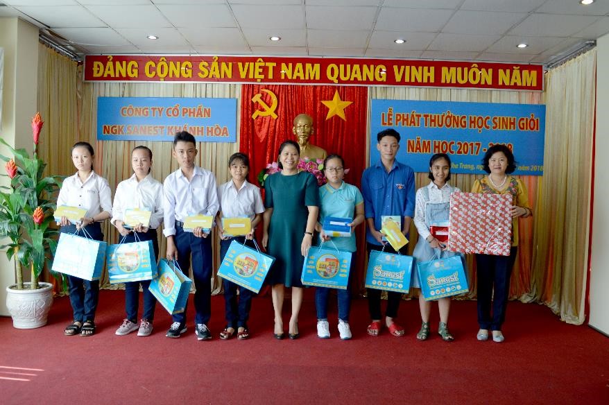 Lễ trao quà, phần thưởng cho các cháu học sinh, sinh viên đạt thành tích trong năm học 2017 - 2018