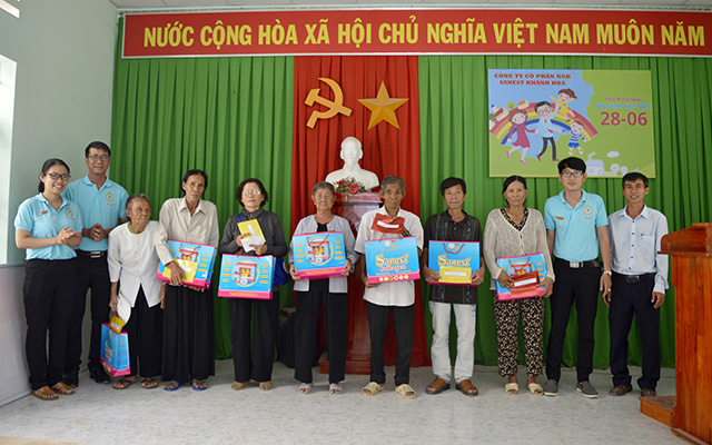 Tặng quà hộ nghèo nhân kỷ niệm 18 năm ngày Gia đình Việt Nam (28.6.2001 - 28.6.2019)