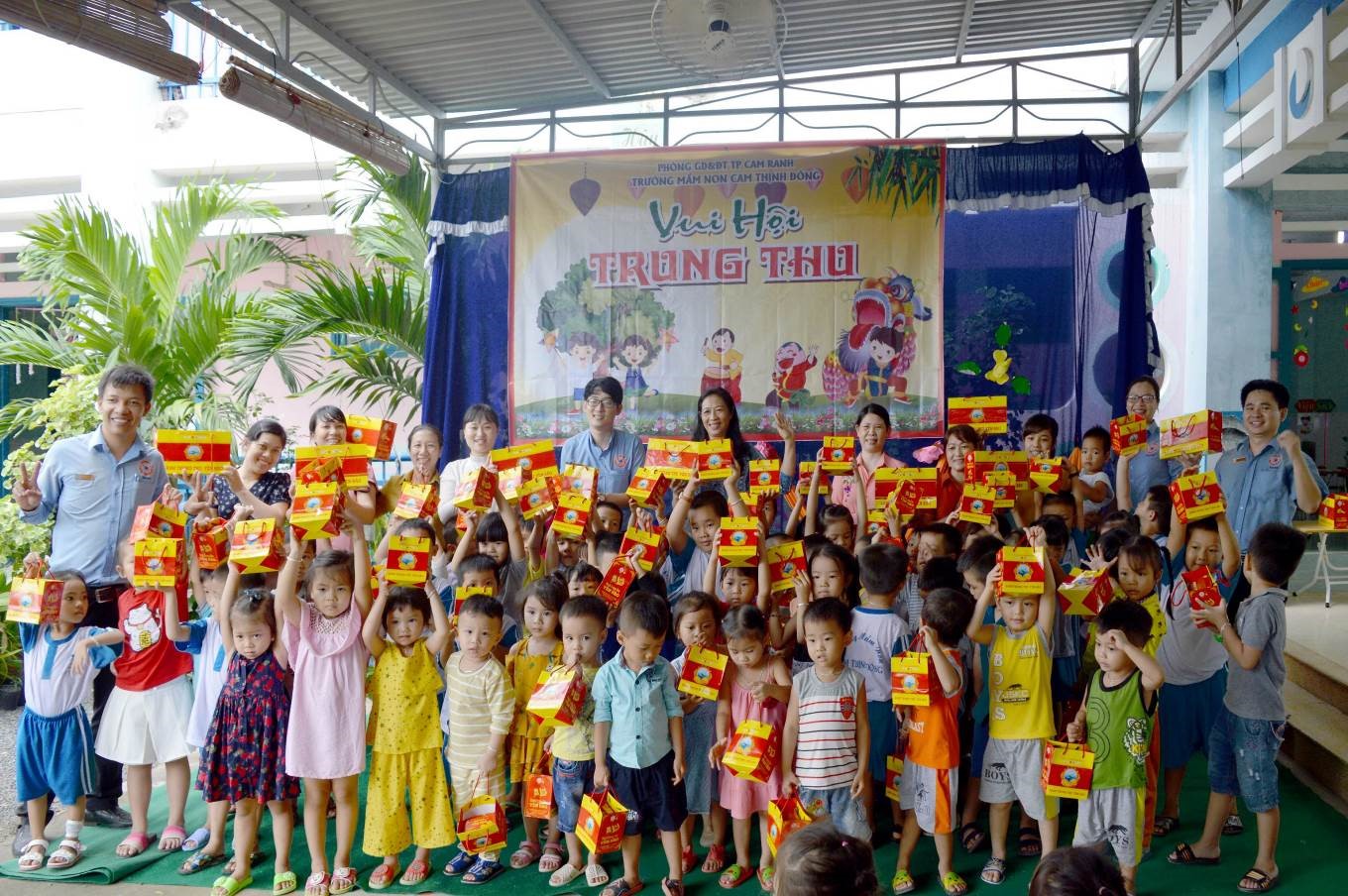 Công ty CP NGK Sanest Khánh Hòa trao 1.600 suất quà cho các em thiếu nhi và 2 em học sinh nghèo hiếu học trên địa bàn Thành phố Cam Ranh