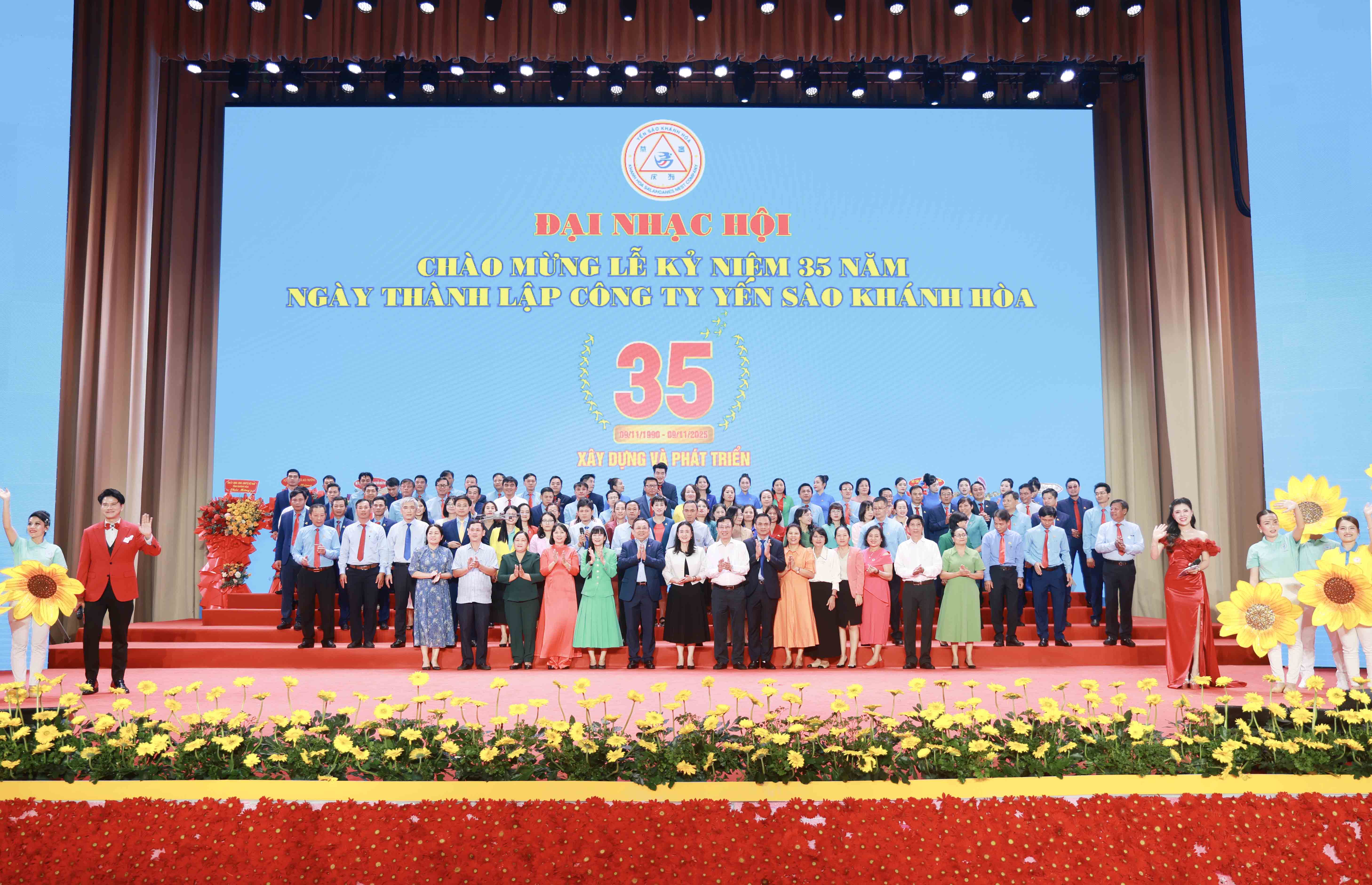 ĐẠI NHẠC HỘI “YẾN SÀO KHÁNH HÒA – 35 NĂM BAY CAO VƯƠN XA”