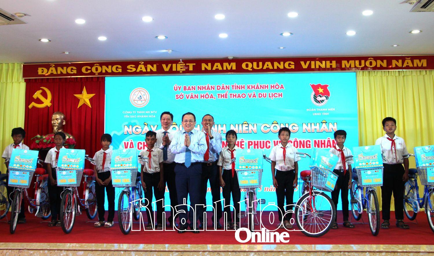 Phó Chủ tịch Thường trực UBND tỉnh Lê Hữu Hoàng tham dự Ngày hội Thanh niên công nhân