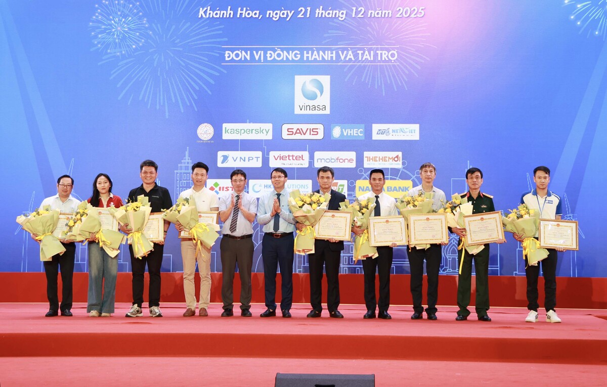 CÔNG TY SÀO YẾN KHÁNH HOÀ VINH DỰ LÀ MỘT TRONG 10 DOANH NGHIỆP TIÊU BIỂU ĐƯỢC UBND TỈNH KHÁNH HOÀ TẶNG BẰNG KHEN