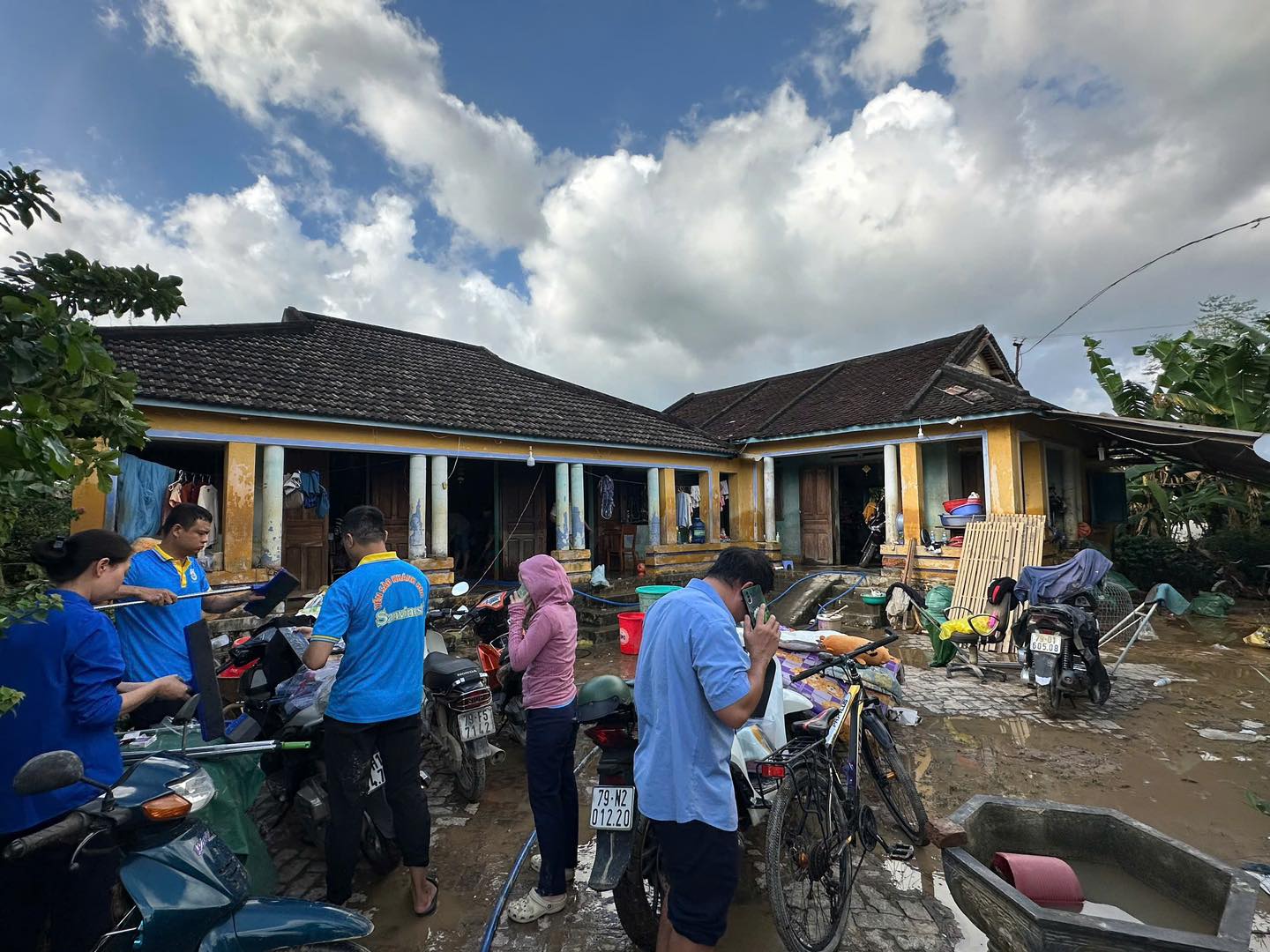 HỖ TRỢ SUẤT ĂN MIỄN PHÍ VÀ DỌN DẸP SAU LŨ CHO CBCNV