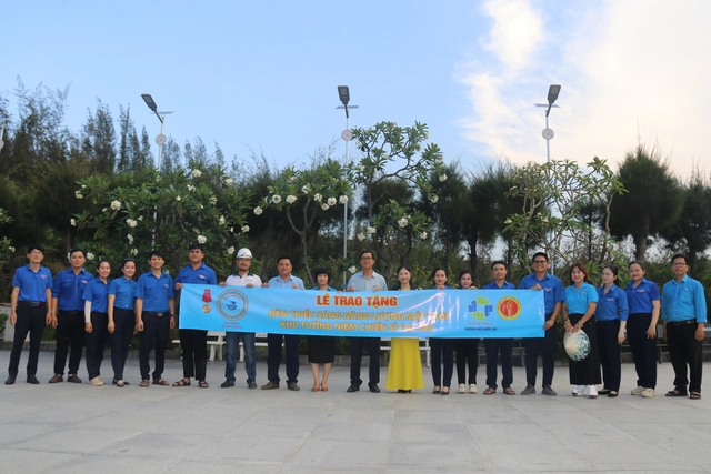Sanest Khánh Hòa tặng đèn chiếu sáng cho Khu tưởng niệm chiến sĩ Gạc Ma