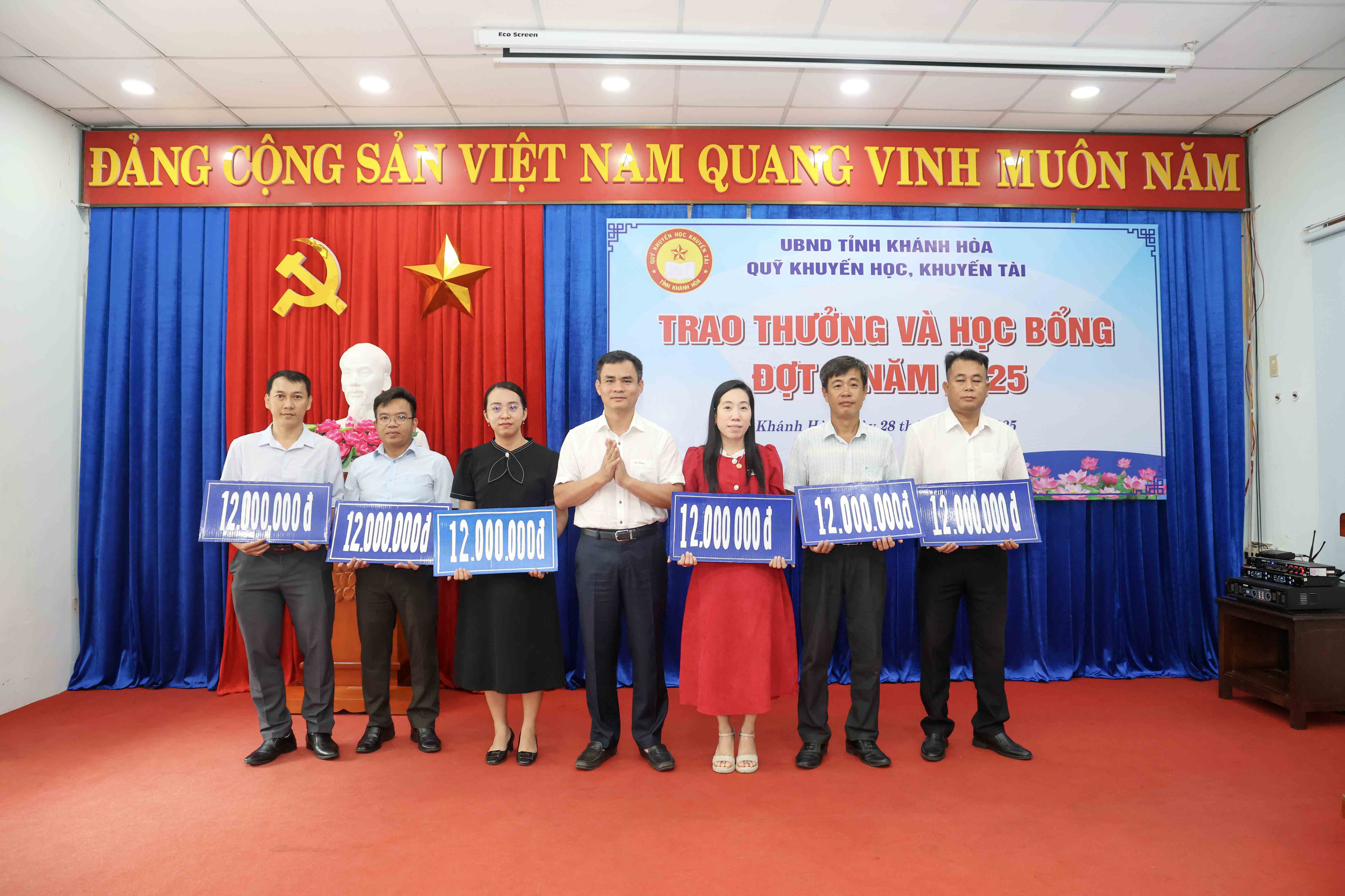 Yến sào Khánh Hòa đồng hành cùng Quỹ Khuyến học, Khuyến tài Khánh Hòa