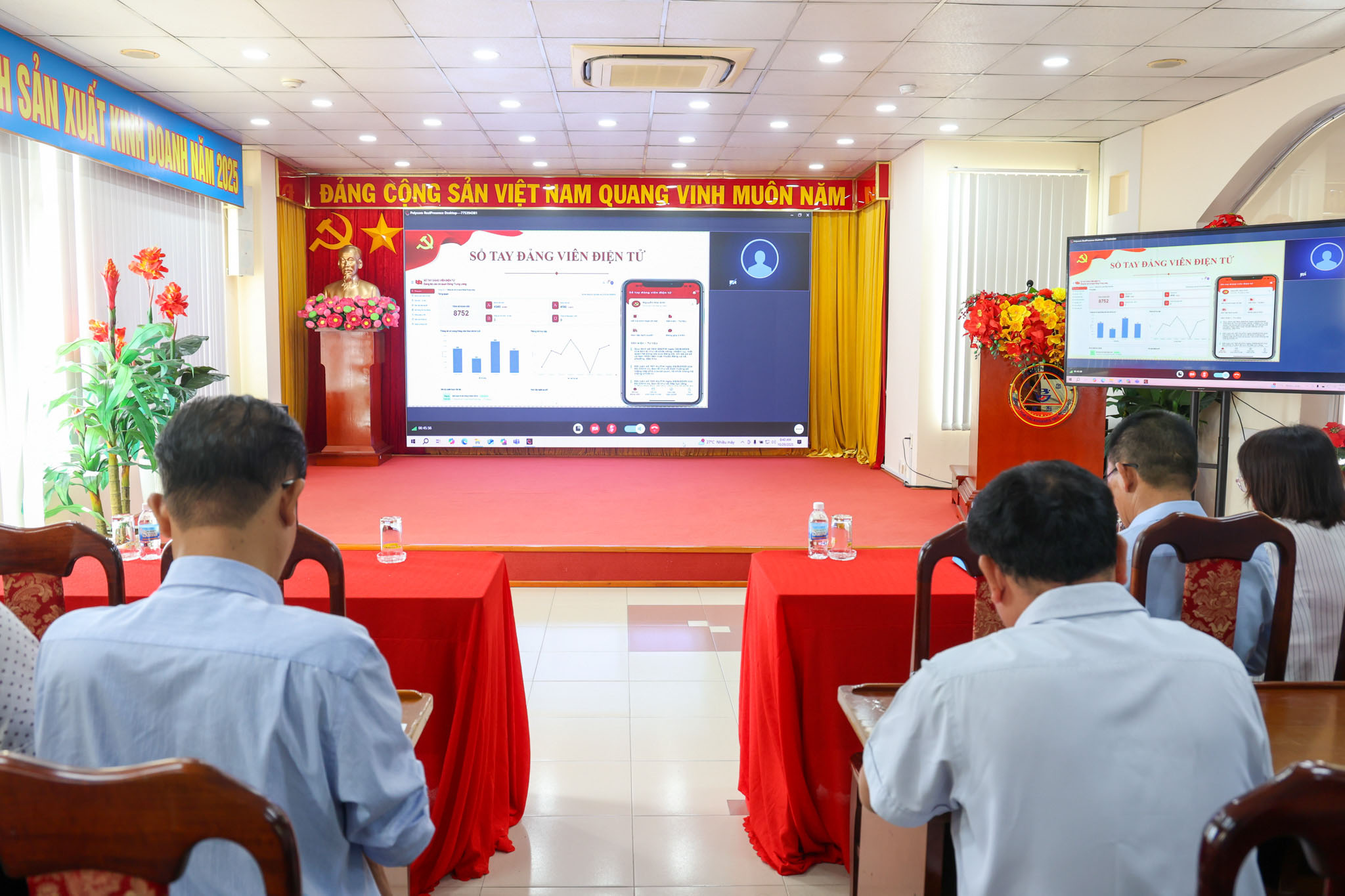 ĐẢNG ỦY CÔNG TY YẾN SÀO KHÁNH HÒA THAM DỰ TẬP HUẤN ỨNG DỤNG “SỔ TAY ĐẢNG VIÊN ĐIỆN TỬ"