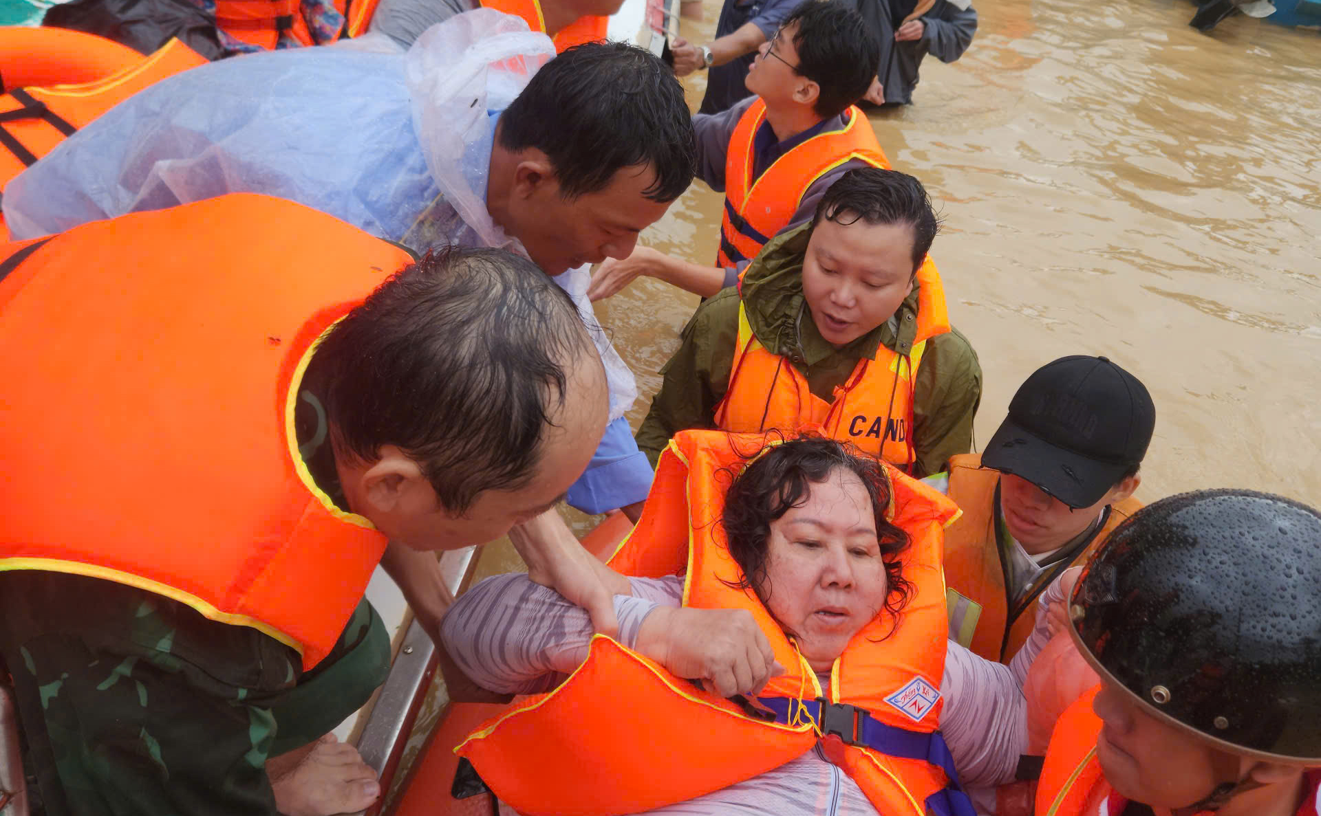 YẾN SÀO KHÁNH HÒA CHỦ ĐỘNG THAM GIA CÔNG TÁC CỨU HỘ, CỨU TRỢ KỊP THỜI CHO BÀ CON VÀ CBCNV VÙNG NGẬP LŨ